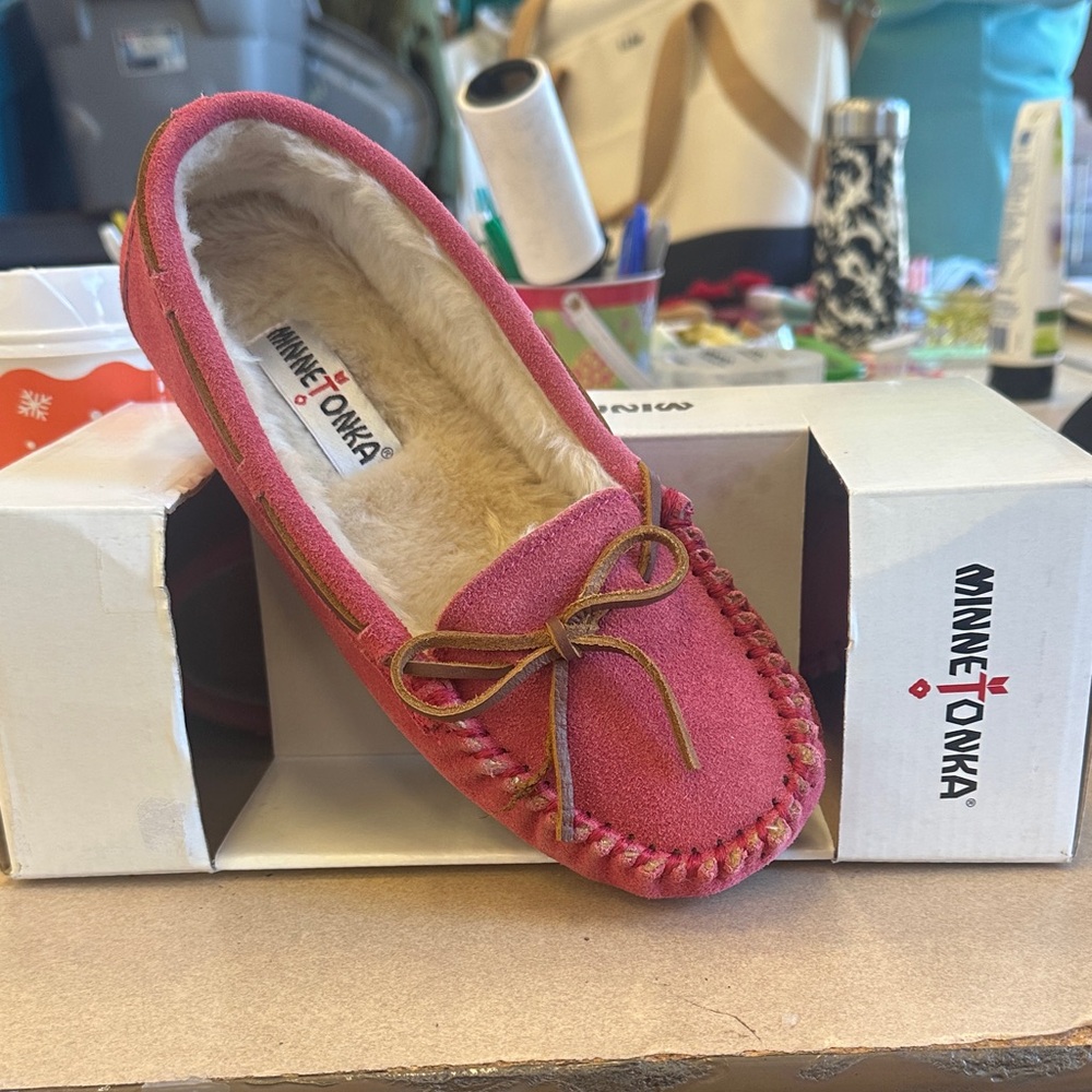 Minnetonka Women's Rose Moccasins
